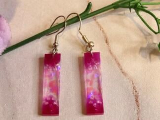 Pendientes artesanales Largos Flores Grabadas Rosa Fucsia