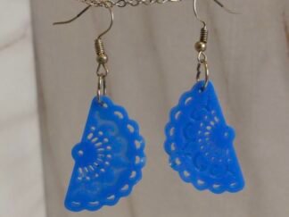 pendientes artesanales largos de abanico azul vibrante