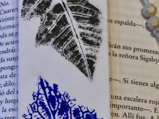 Marcapáginas artesanal Hojas Blanco Y Azul
