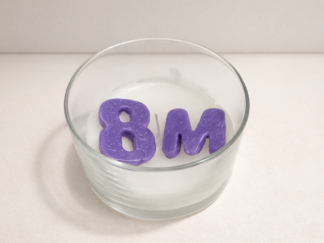 Vela artesanal Siglas 8M Morado