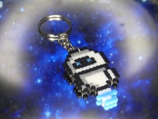 Llaveros robot blanco pequeño artesanal hama beads resina