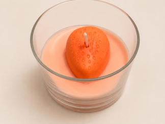 Vela artesanal con fresa roja decorativa