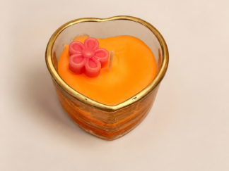 Vela artesanal en recipiente corazón color naranja