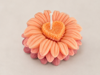 Vela floral artesanal con corazón melocotón
