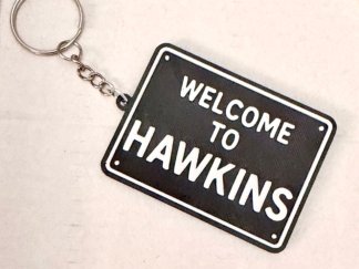 Llavero Letrero Welcome to Hawkins Stranger Things Blanco y Negro
