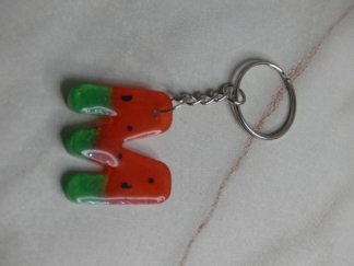 Llavero letra M sandía rojo y verde