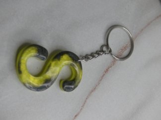 Llavero letra S amarillo y negro