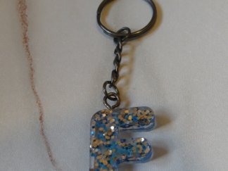 Llavero letra F azul con purpurina