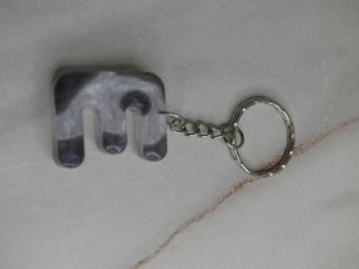 Llavero letra M gris efecto mármol