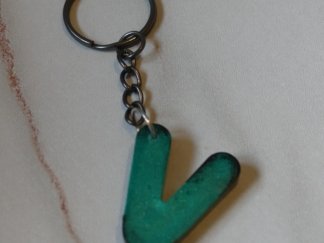 Llavero letra V verde esmeralda