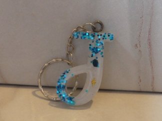 Llavero letra J blanco con glitter azul