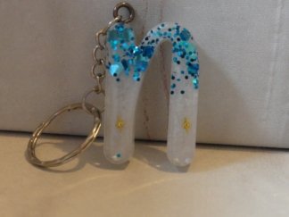 Llavero letra N blanco con glitter azul
