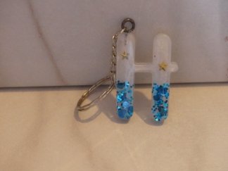 Llavero letra H blanco con glitter azul