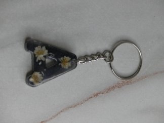 Llavero letra A floral azul marino